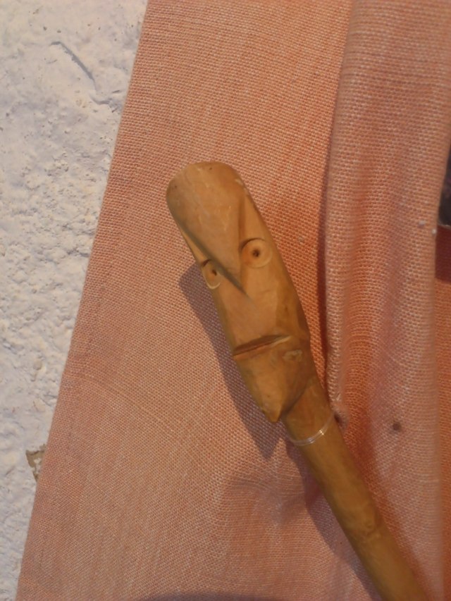 Détail des aiguilles taillées dans une brindille et sculptées 
